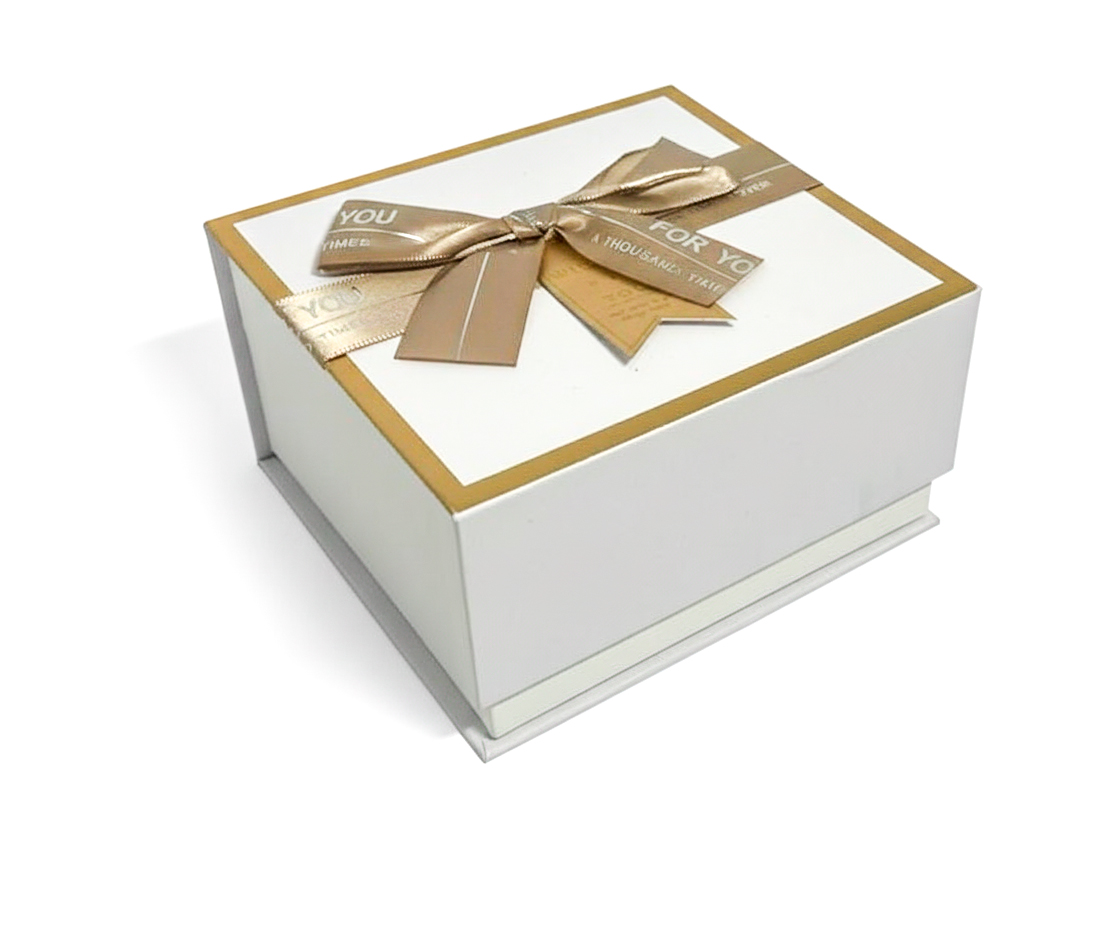 Коробка картонна подарункова на магніті; 13.5*12.5*7CM см.; арт. AG2573; ANGEL GIFTS